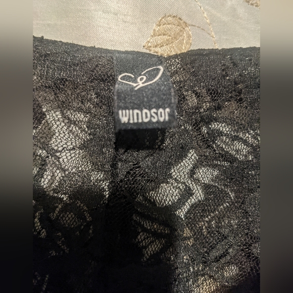 Flowy sleeveless shark bite top w lace trim 🖤 - Picture 4 of 5